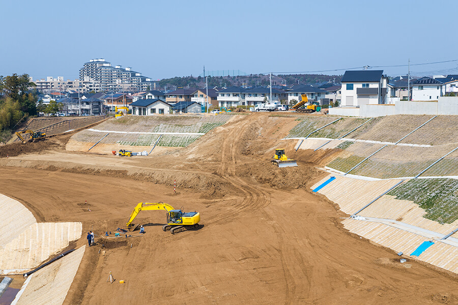 画像：土地開発工事｜ショベルカーで土地を整備するイメージ